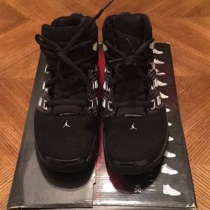 Jordan 17 Retro Black & Metallic CDP.